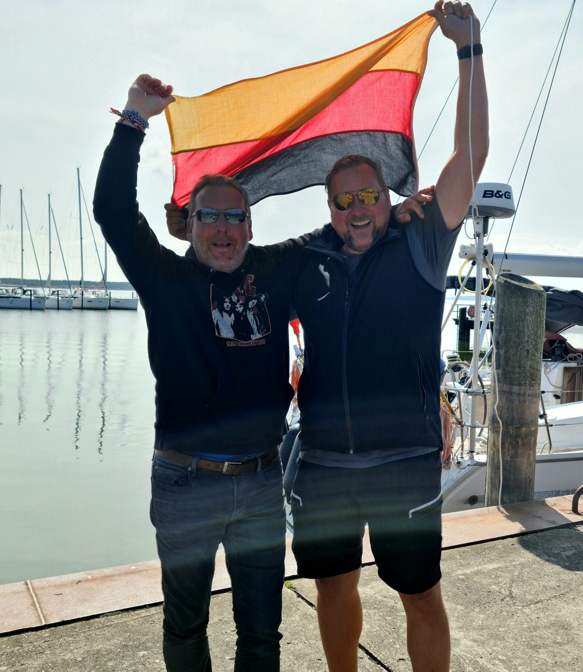 Ankunft im Hafen mit Flagge