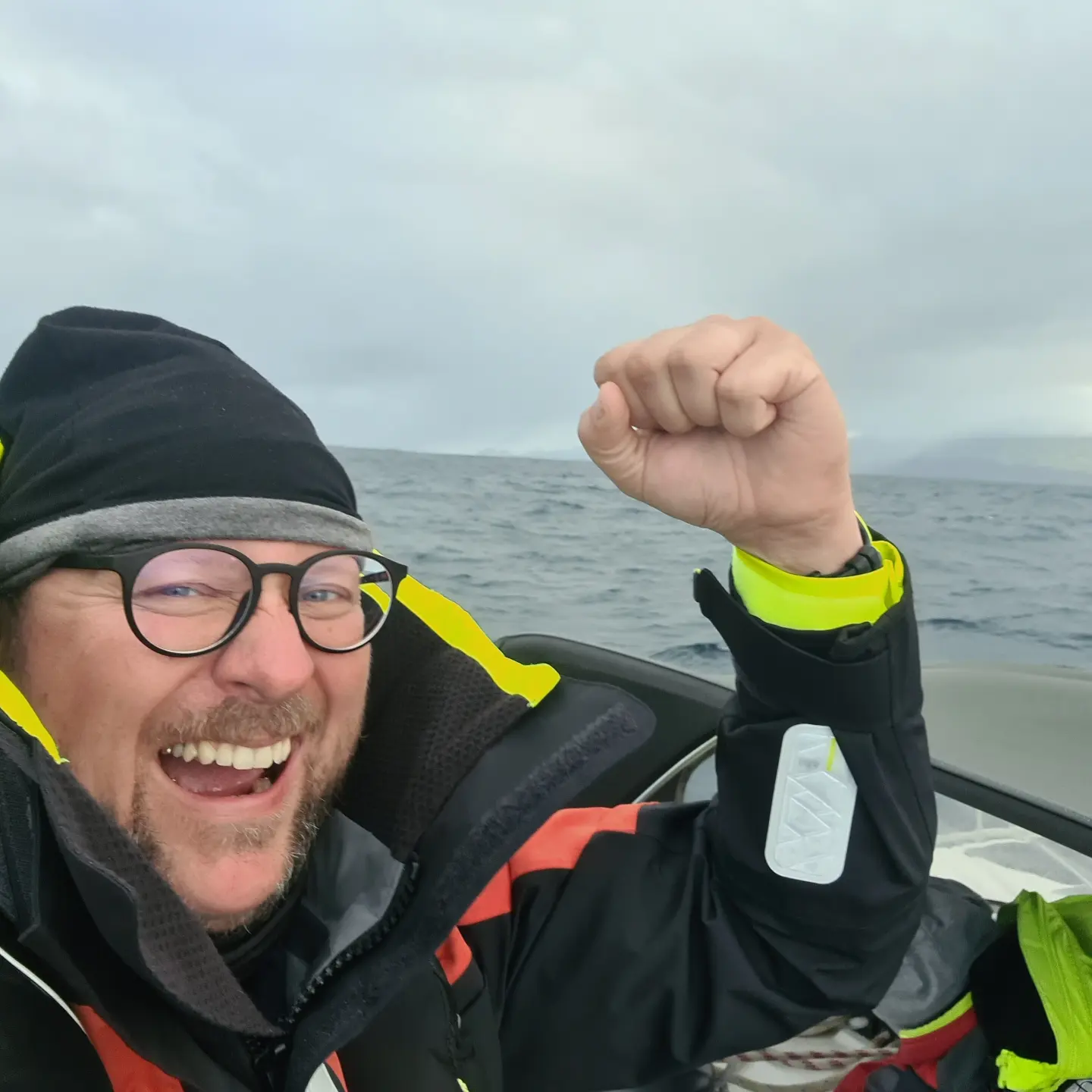 Nils-Peter Hey lachend an Bord
