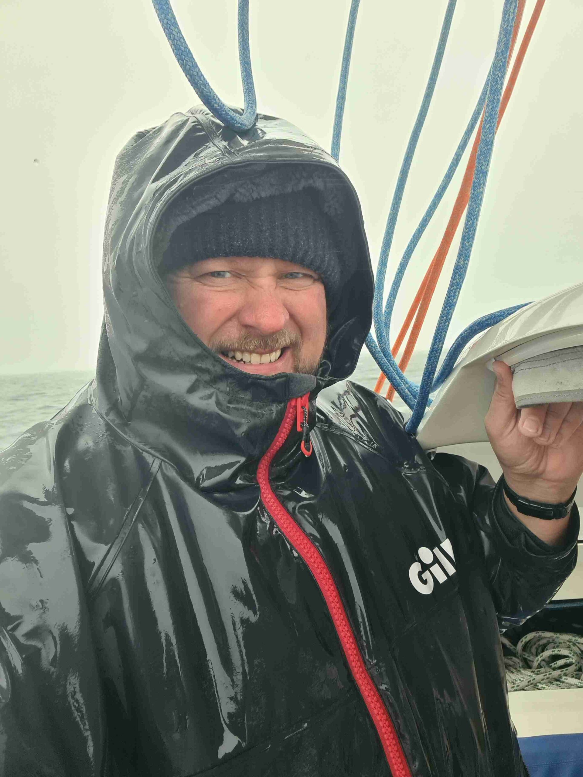 Nils-Peter Hey im Regen an Bord