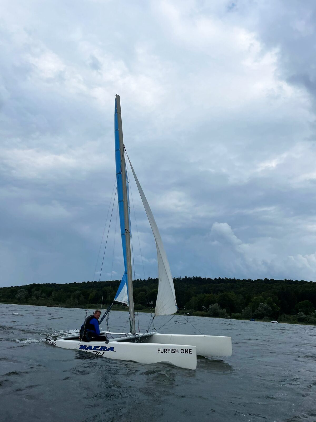 Nacra-Katamaran unter Segeln bei böigem Wind